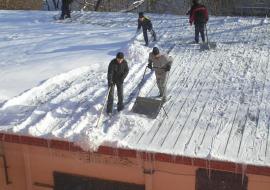 Качественная уборка снежных масс с крыш