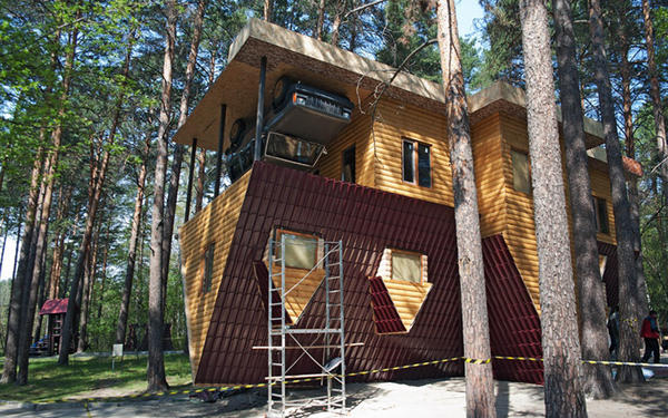 Перевернутый дом появился и в Новосибирске