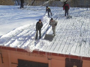 Качественная уборка снежных масс с крыш