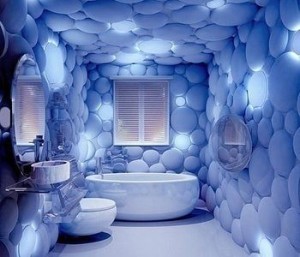Необычный декор стен ванной комнаты